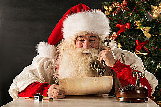 圣诞老人,通话,旧式,电话,读,老,文字,坐,靠近,圣诞树,在家
