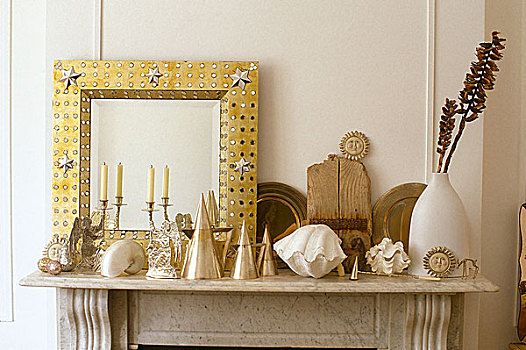 特写,大理石,壁炉架,白色,陶瓷,花瓶,浮木,金色,镜子