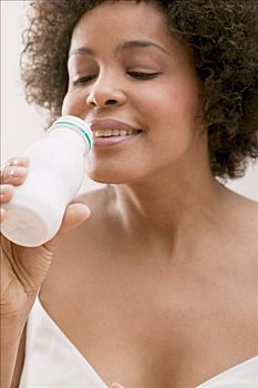 年轻,女人,喝牛奶,喝,室外,塑料瓶