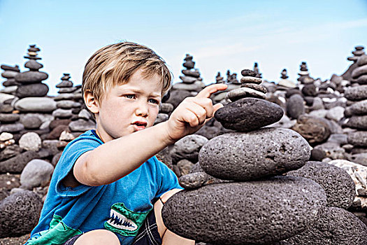 男孩,检查,一堆,石头,圣克鲁斯-德特内里费,加纳利群岛,西班牙,欧洲