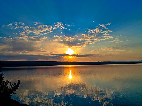 日出,黄石湖,黄石国家公园,怀俄明,美国