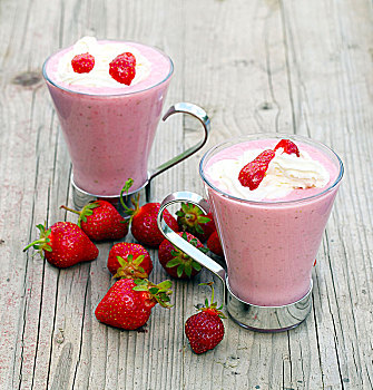 草莓牛奶,两个