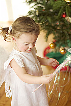 圣诞节,孩子,女孩,辫子,愉悦,天使翅膀,玩,人,幼儿,2-4岁,可爱,翼,小天使,天使,高兴,魔法,背景,圣诞树,冷杉