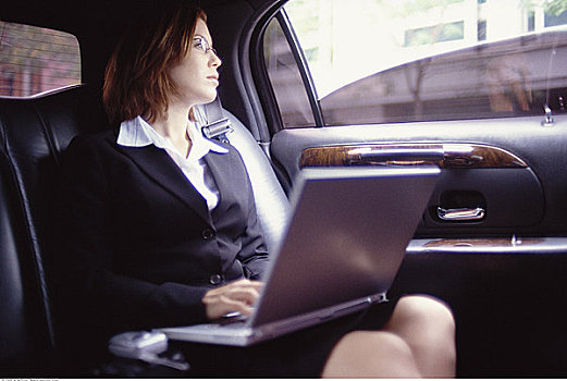 职业女性,笔记本电脑,豪华轿车