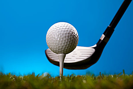 高尔夫球,青草,上方,蓝色背景