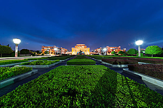 西安钟楼夜景车轨