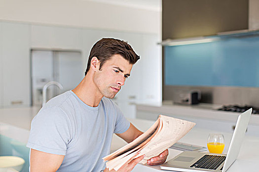 男人,读报纸,现代,厨房,笔记本电脑,橙汁,台案