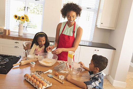 美国黑人,母亲,孩子,烘制,饼干,厨房