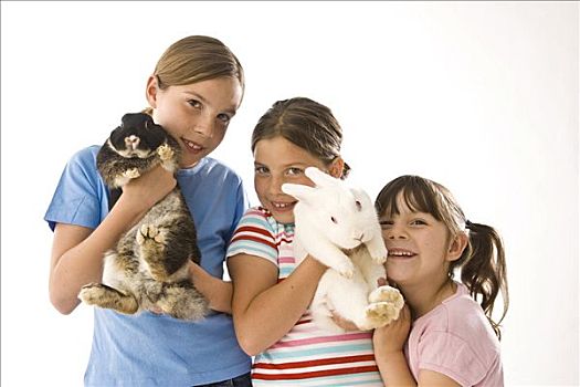 肖像,三个女孩,两个,拿着,兔子,手臂