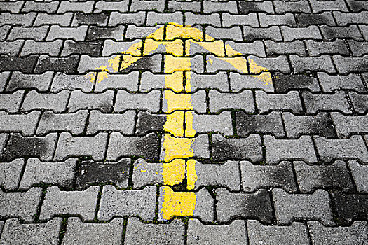 黄色,箭头,涂绘,暗色,灰色,鹅卵石,人行道,道路,路标