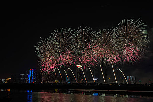 烟花,建筑群,河流,夜景,水,灯,节日