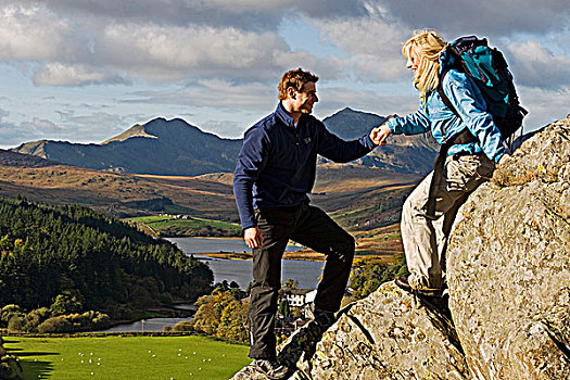 北威尔士,雪墩山,男人,女人,攀缘,岩石上,背景,山,斯诺顿