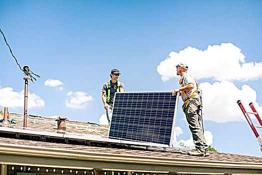 两个,工人,准备,安装,太阳能电池板,房顶,房子,仰视