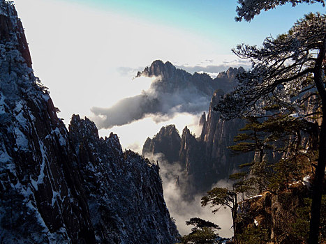 中国安徽黄山风景区,冬日雪后奇峰怪石林立,云雾飘渺宛若仙境