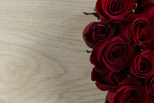 玫瑰花,木桌子