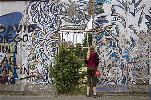 德国,柏林,女青年,看穿,墙壁,后视图