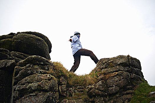 仰视,女人,岩石上,排列,达特姆尔高原,德文郡,英国