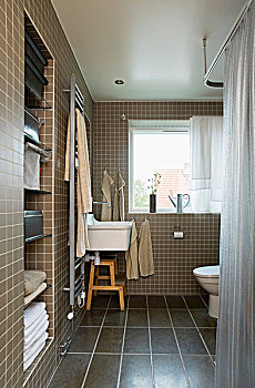 褐色,镶嵌图案,瓷砖,浴室,手,毛巾,水槽,窗户