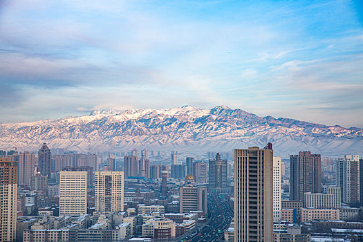 新疆乌鲁木齐城市与博格达峰全景特写