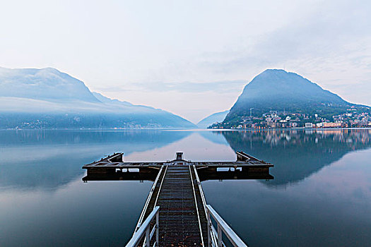 栈桥,正面,反射,卢加诺,瑞士,单色调