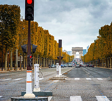 从香榭丽大街远眺巴黎地标凯旋门