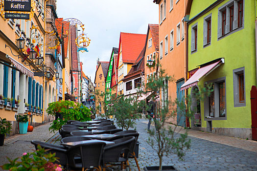 德国罗腾堡童话镇街道上美丽的露天咖啡座