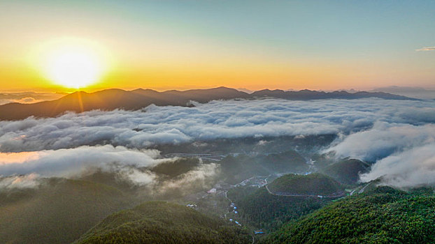 重庆酉阳,秋后日出瞬息万变绘美乡村