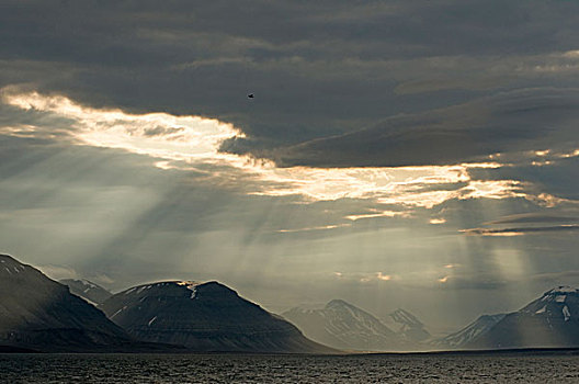 挪威,斯瓦尔巴群岛,斯匹次卑尔根岛,阳光,云,影像轮廓,山地,峡湾