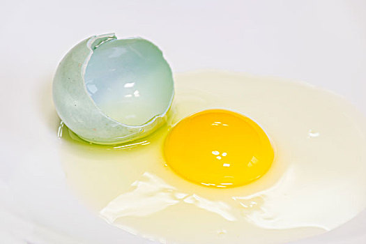 绿壳鸡蛋打开的鸡蛋