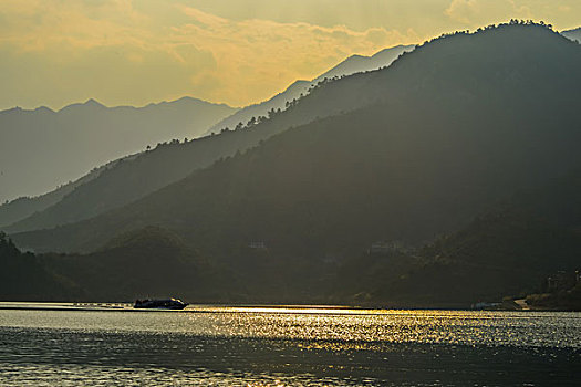 游艇,黄色天空,湖,浪花,水痕,波纹,快艇,船,山,山脉,射光,耶稣光