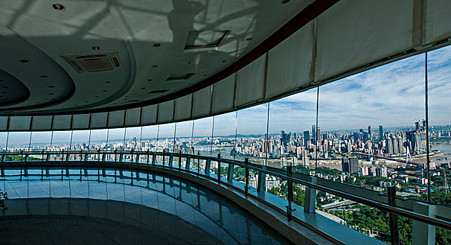 2028年重庆市南岸区南山一棵树观景阁大厅眺望重庆渝中区