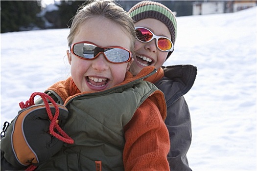 男孩,女孩,7-9岁,雪撬,雪中,戴着,墨镜,微笑,头像
