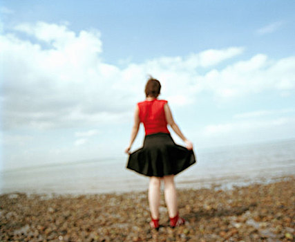 室外,关注,女孩,穿,红色,上面,黑色,裙子,鞋,拿着,向上,蛇,海滩,背影,面对,海洋