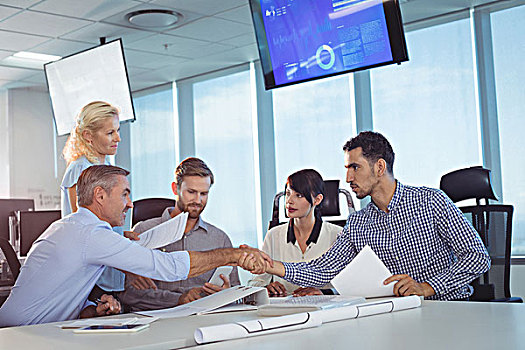 合作伙伴,握手,辦公室,書桌