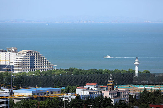 山东省日照市,灯塔风景区旅游升温,游艇往来穿梭成为靓丽风景