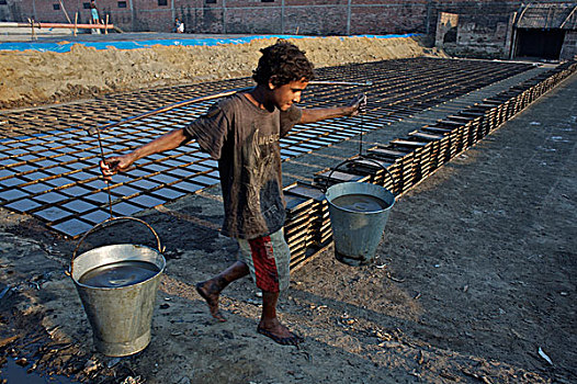 孩子,劳工,桶,满,胶,制造,皮革,垃圾,制革厂,工厂,区域,达卡,城市,孟加拉,十二月,2007年