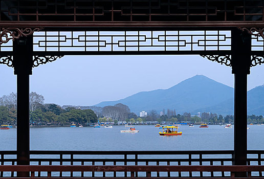 春天游人在南京玄武湖划船踏青