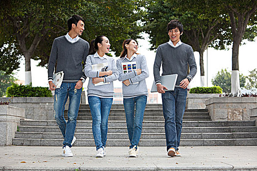 年轻大学生在校园里漫步