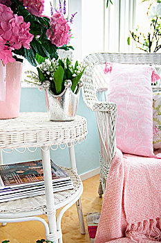 花瓶,花,白色背景,藤条,边桌,靠近,相配,扶手椅,粉色,图案,垫子
