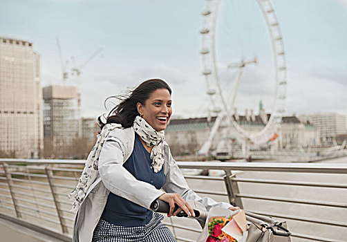 热情,微笑,女人,骑自行车,桥,靠近,千禧轮,伦敦,英国