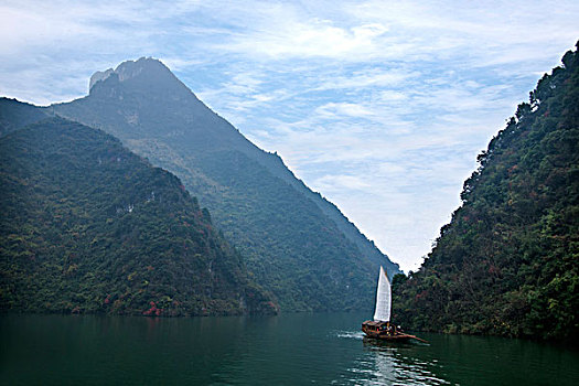 湖北巴东长江巫峡口链子溪帆船