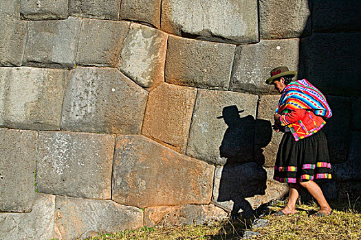 印第安女人,走,古老,印加,石墙,库斯科市,秘鲁