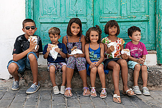 孩子,坐,正面,绿色,门,拿着,食物,特盖斯,兰索罗特岛,加纳利群岛,西班牙,欧洲