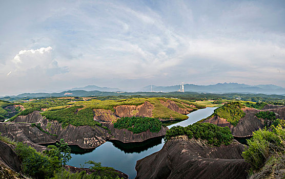 湖南郴州高椅岭丹霞地貌中的湖滨