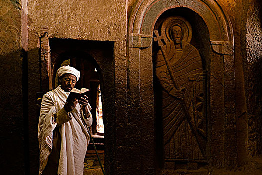 僧侣,读,圣经,教堂,拉里贝拉,埃塞俄比亚