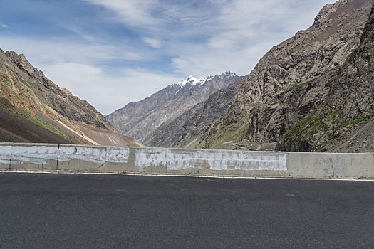 夏季新疆戈壁公路直行道侧面汽车背景