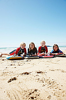 三个,女孩,男孩,卧,冲浪板,海滩,笑,布列塔尼,法国,欧洲