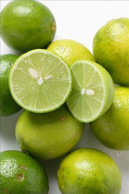 标 题:新鲜 英 文:fresh key limes 编 号:fod-922598 摄 影:stock