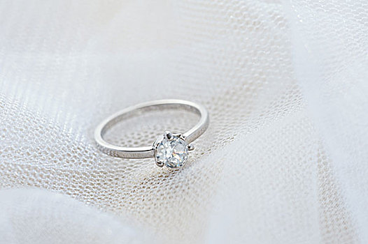 订婚戒指,白色背景,薄纱