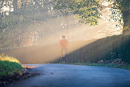 男性,骑车,骑自行车,乡间小路,早晨,阳光